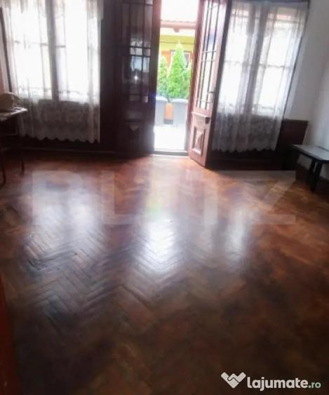 Casă cu 7 camere cu Teren 100 Mp în Central