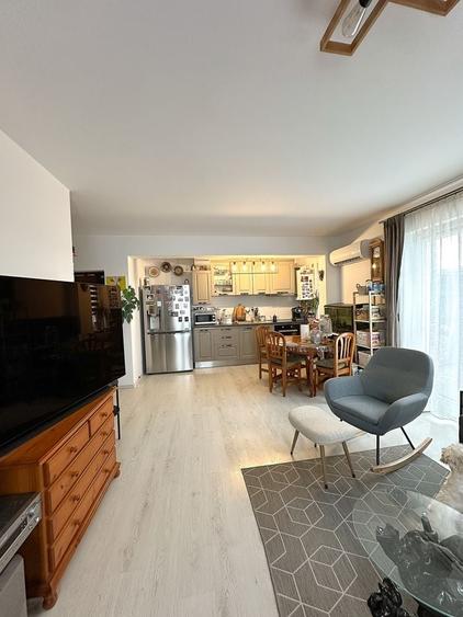 Apartament cu 3 camere decomandat în Turnișor