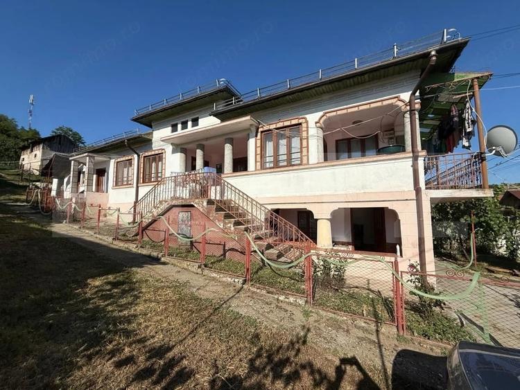 Casă cu 5 camere cu Teren 1100 Mp în Central