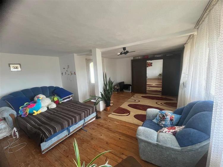 Casă individuală cu 8 camere cu Canalizare în Periferie