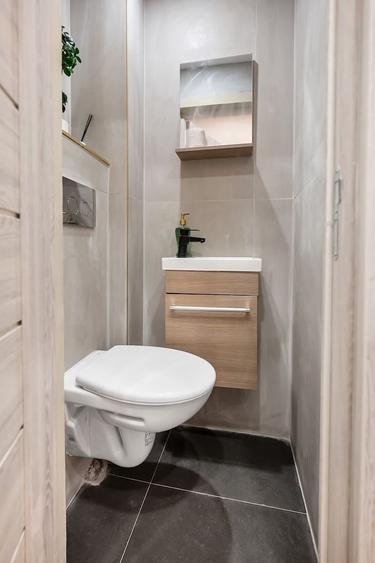 Apartament cu 5 camere decomandat, mobilat în Magheru
