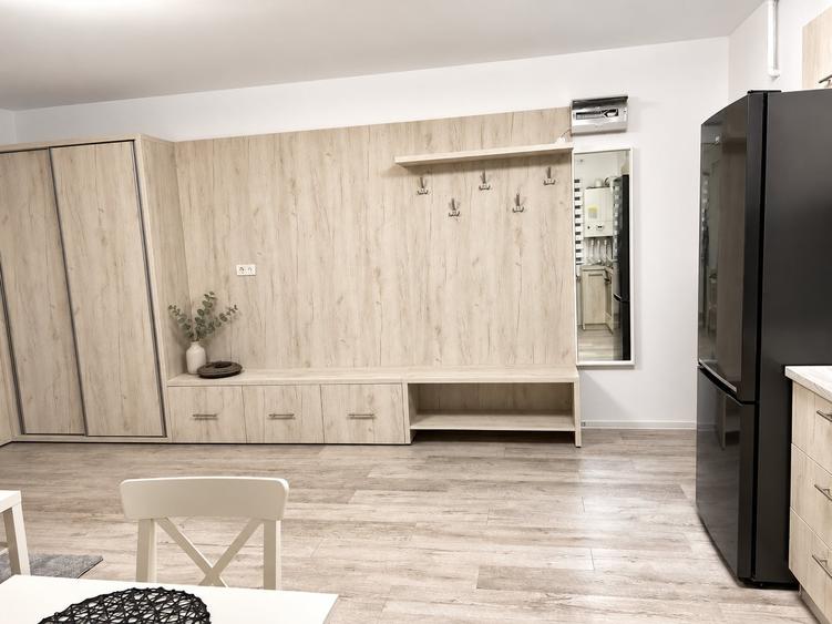 Apartament cu 3 camere semidecomandat în Titan