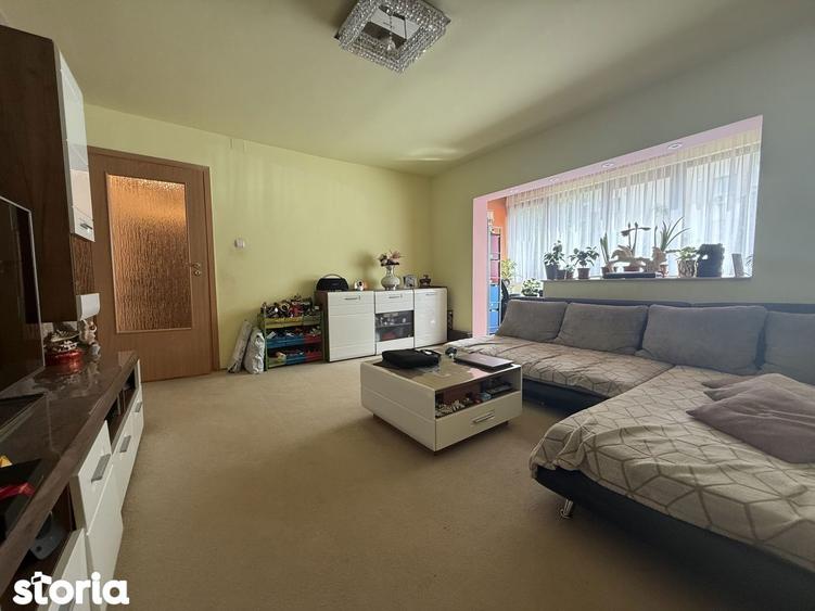 Apartament cu 3 camere semidecomandat, mobilat în Girocului