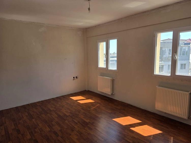 Apartament cu 3 camere semidecomandat în Central