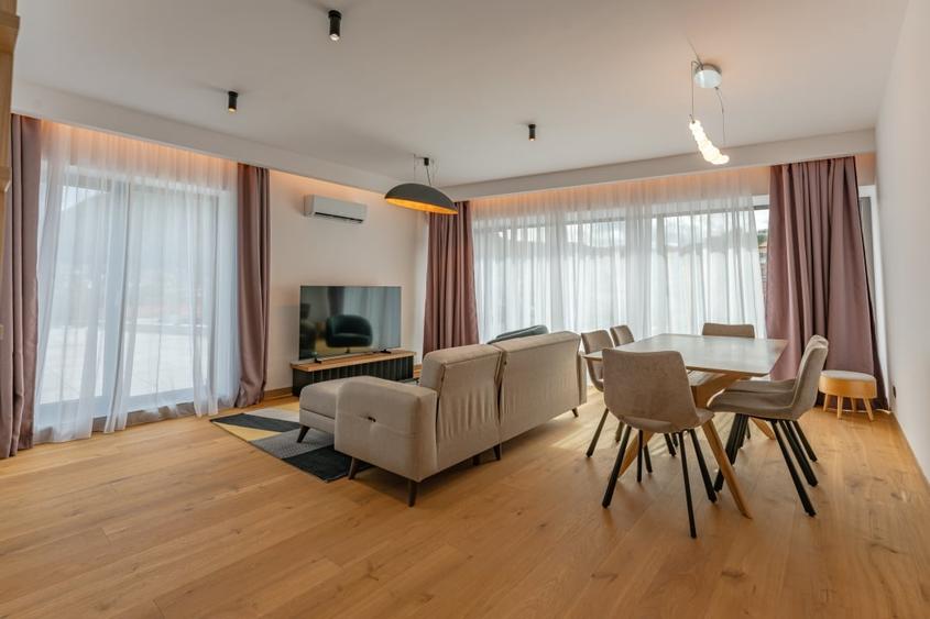 Apartament cu 4 camere decomandat, mobilat în Central