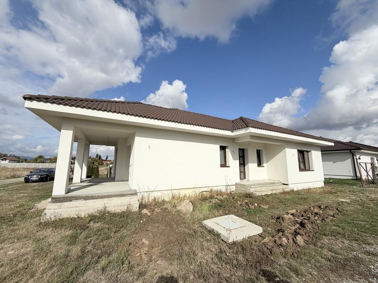 Casă individuală cu 3 camere cu Canalizare în Petrești