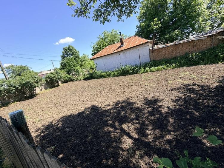 Casă individuală cu 6 camere cu Teren 3000 Mp în Exterior Nord