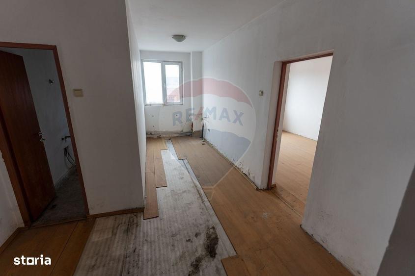 Spațiu comercial, de 3,700 mp, în Petros