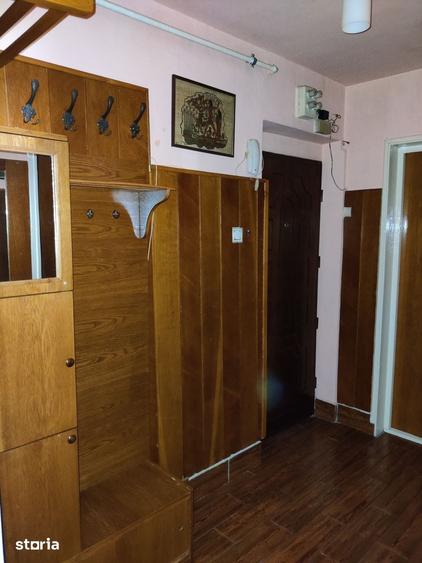 Apartament cu 3 camere semidecomandat în Far