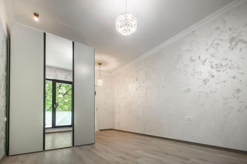 Apartament cu 3 camere semidecomandat în Tineretului
