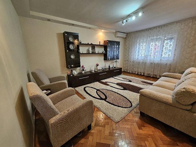 Apartament cu 3 camere decomandat în Soarelui
