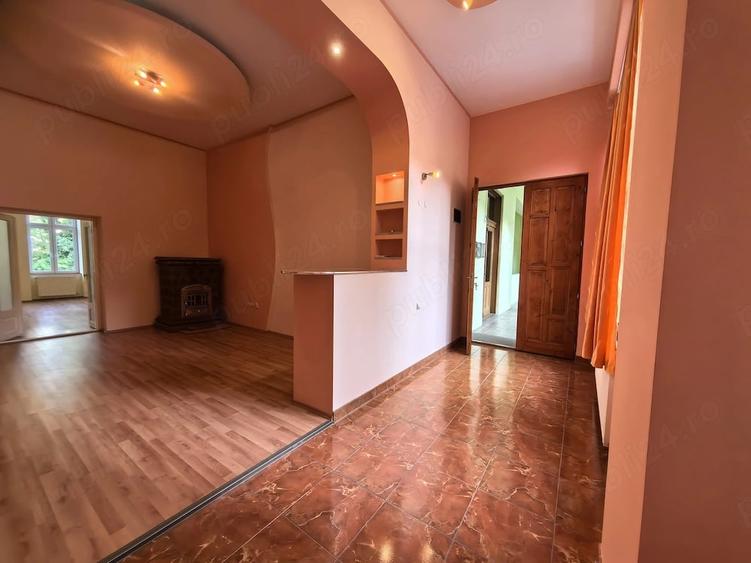 Apartament cu 3 camere nedecomandat în Central