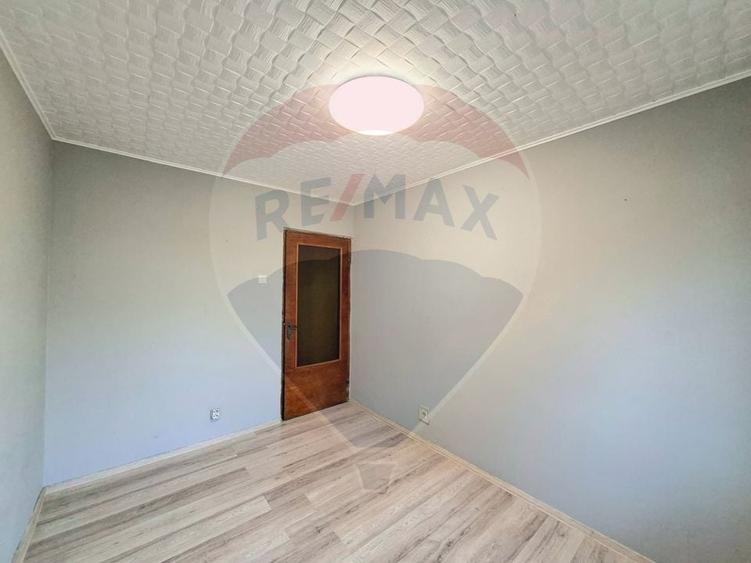 Apartament cu 3 camere semidecomandat în Romanilor