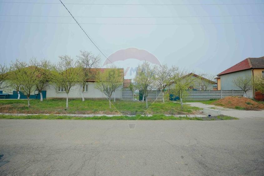 Casă cu 4 camere cu Teren 2440 Mp în Alparea