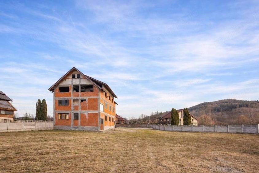 Casă cu Teren 4563 Mp în Bughea de Sus