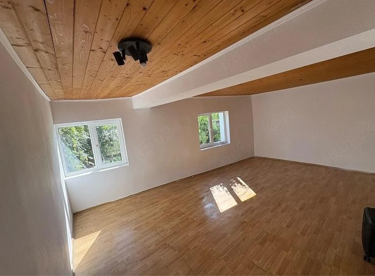 Casă cu Teren 1651 Mp în Feldioara