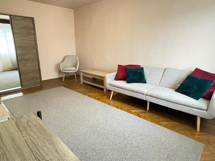 Apartament cu 3 camere decomandat, mobilat în Central