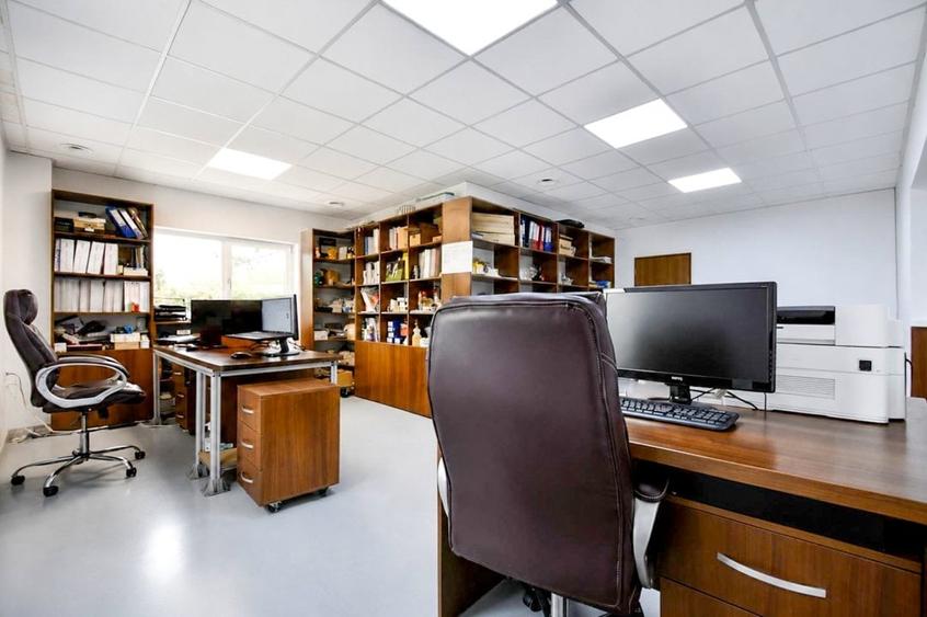 Spațiu industrial, de 772.83001708984 mp, în Central