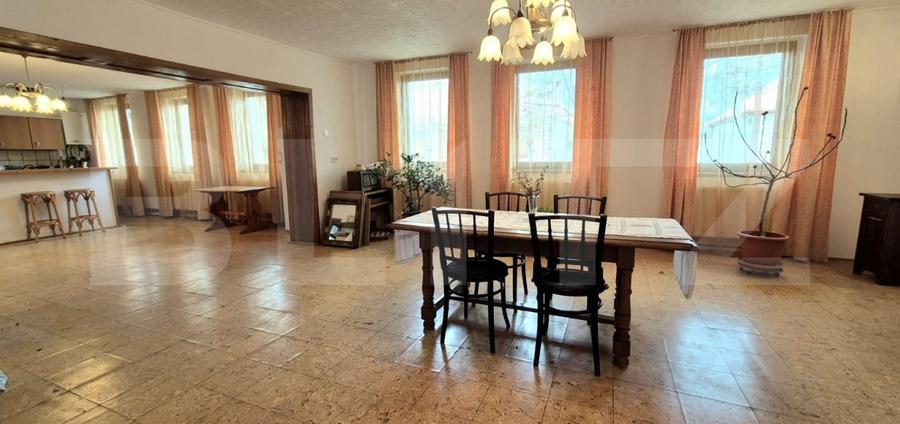Casă individuală cu 10 camere cu Canalizare în Sânpetru