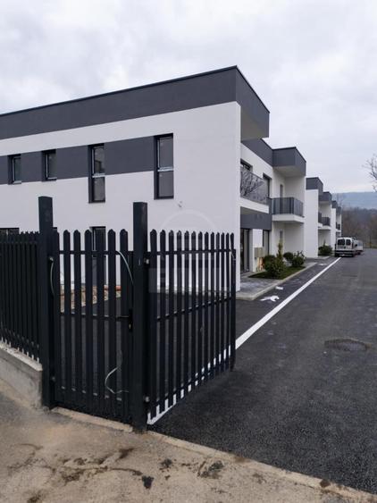 Duplex cu 5 camere cu Canalizare în Florești