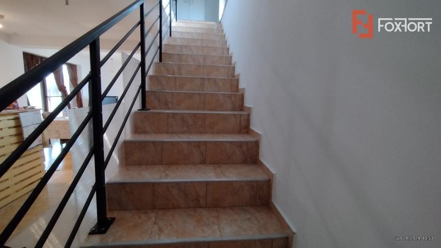 Casă individuală cu 8 camere cu Garaj în Săcălaz