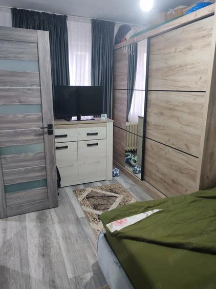 Apartament cu 3 camere semidecomandat în Craiovița Nouă