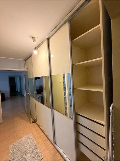 Apartament cu 3 camere decomandat în Girocului