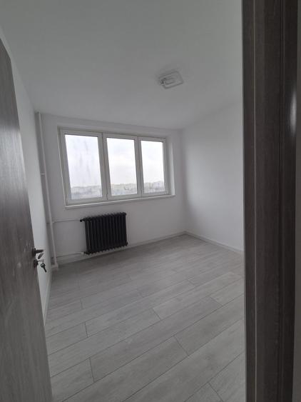 Apartament cu 3 camere decomandat în Apusului