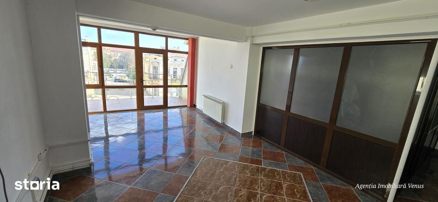 Spațiu comercial, de 80 mp, în Central