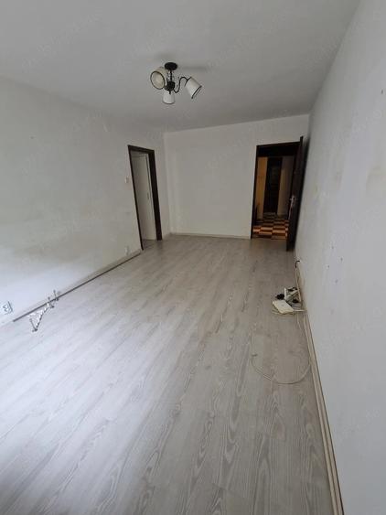 Apartament cu 4 camere semidecomandat în Tei