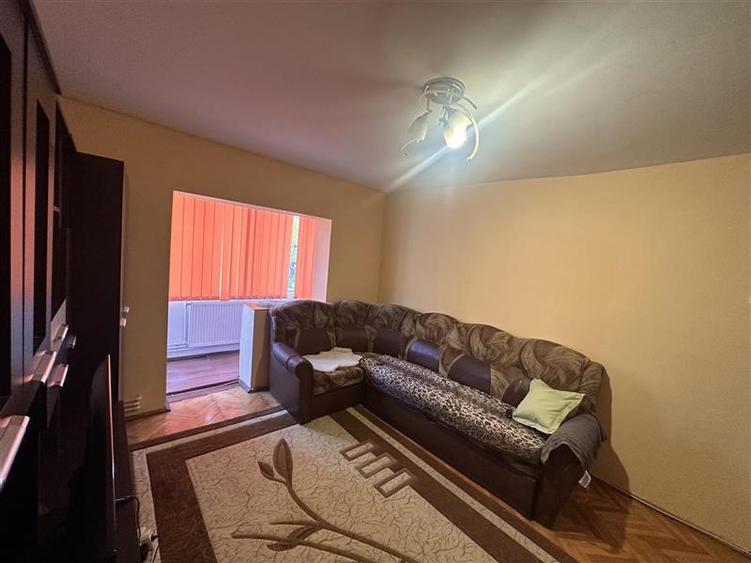 Apartament cu 3 camere semidecomandat, mobilat în Girocului