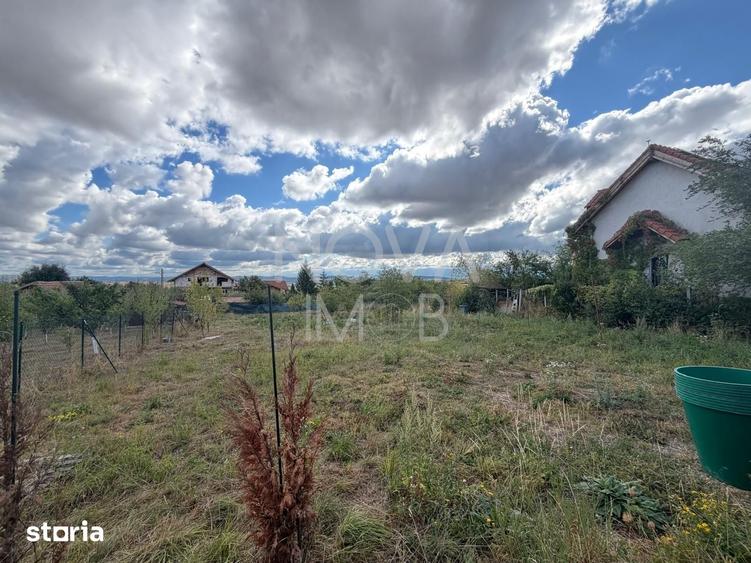 Teren de 1000 mp, în Roșia