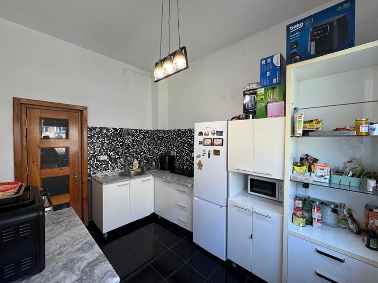 Apartament cu 3 camere semidecomandat, mobilat în Ultracentral