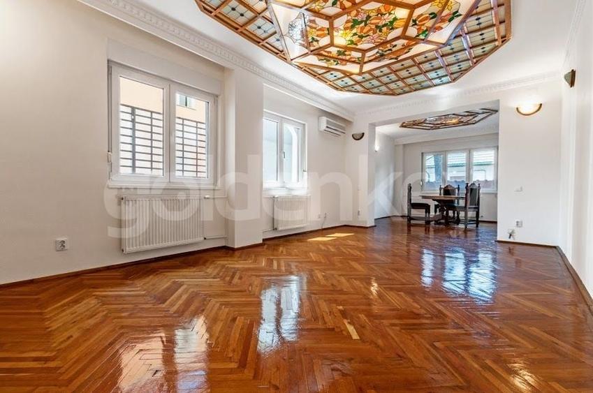 Casă individuală cu 8 camere cu Canalizare în Domenii