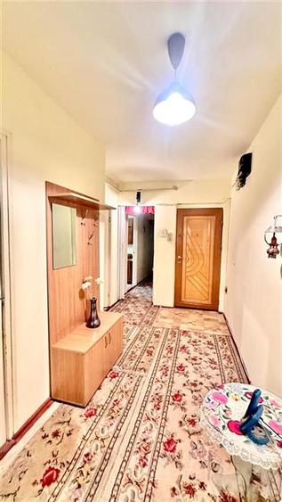 Apartament cu 3 camere decomandat în Astra