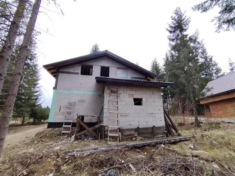 Casă individuală cu 7 camere cu Canalizare în Borzont