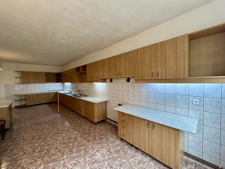 Casă individuală cu 21 camere cu Canalizare în Central