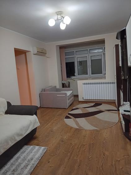 Apartament cu 3 camere semidecomandat în Micro 19