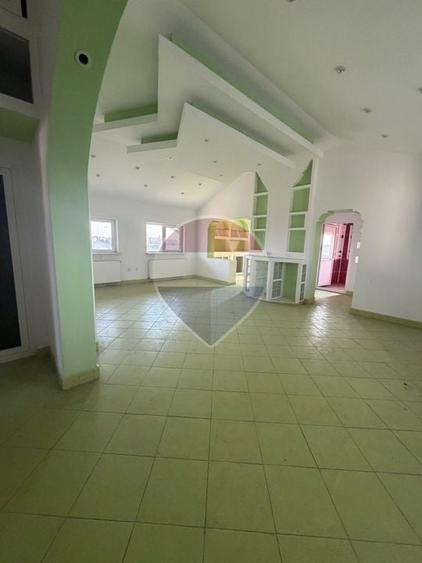 Casă individuală cu 10 camere cu Teren 1109 Mp în Bariera Vâlcii