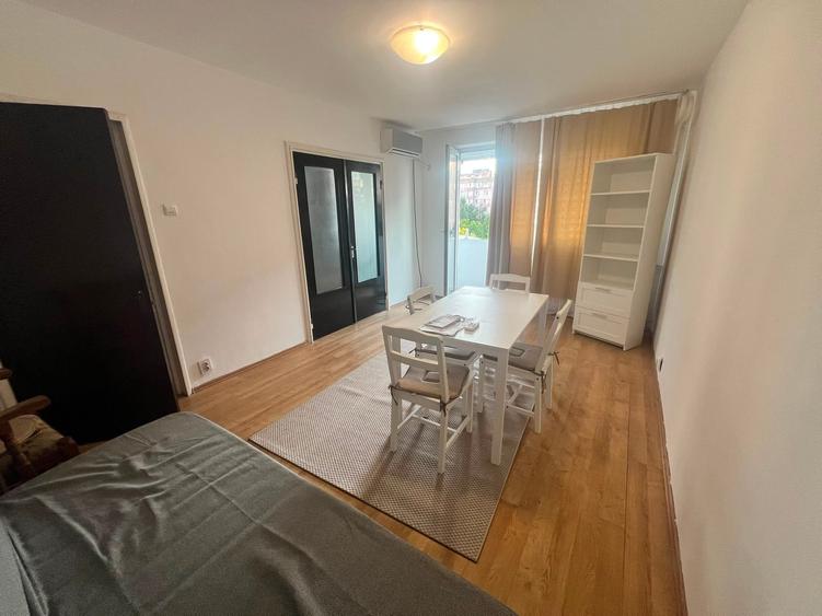 Apartament cu 3 camere decomandat în Drumul Taberei