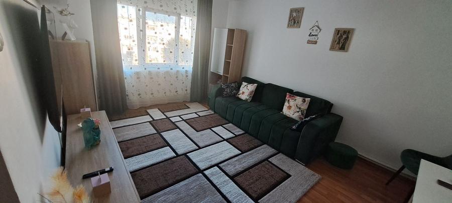 Apartament cu 4 camere decomandat în Est