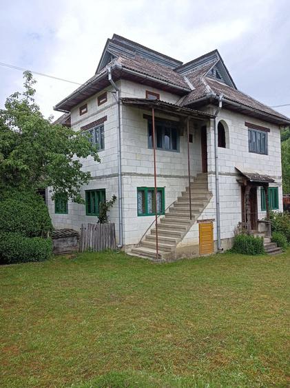 Casă cu Teren 35000 Mp în Strâmtura