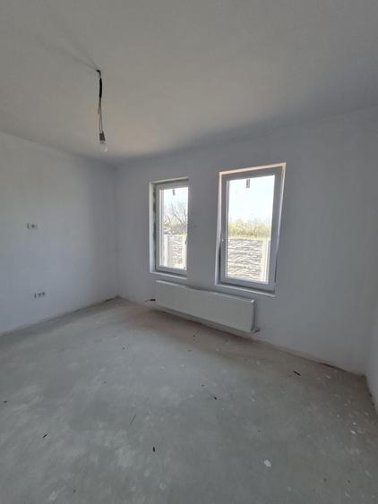 Duplex cu 4 camere cu Canalizare în Parța