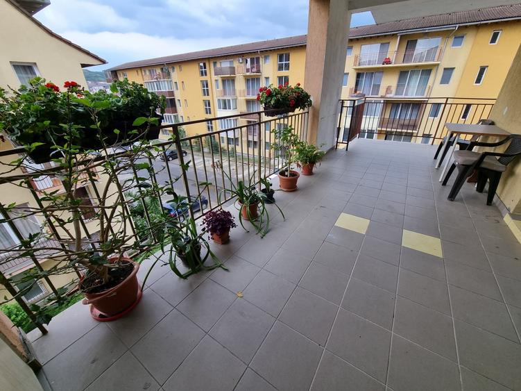 Apartament cu 2 camere semidecomandat, mobilat în Florești