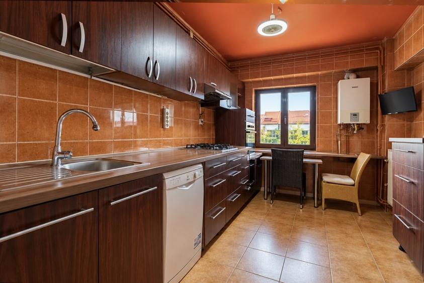 Apartament cu 4 camere decomandat, mobilat în Tineretului