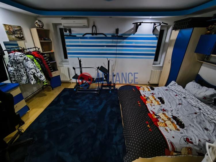 Casă cu 10 camere decomandat cu Teren 442 Mp în CET