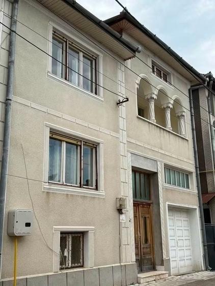 Casă cu 4 camere în Central