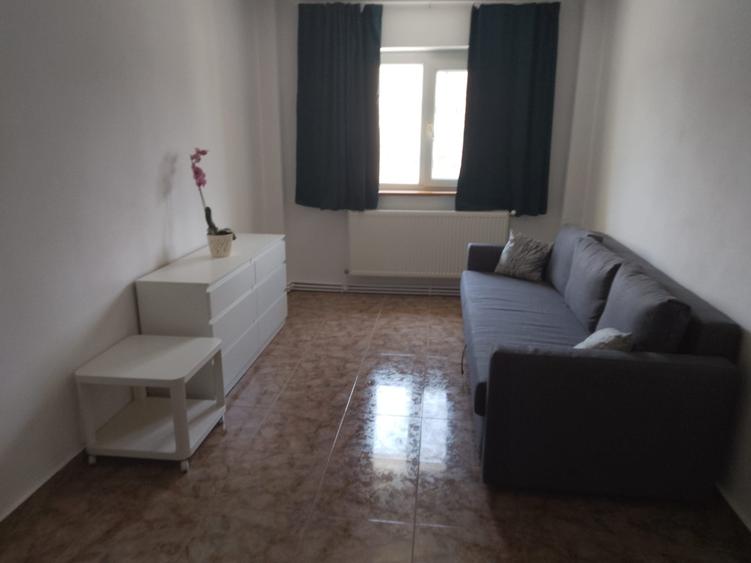 Apartament cu 4 camere semidecomandat în Timpuri Noi