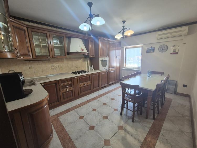Apartament cu 4 camere decomandat în Decebal