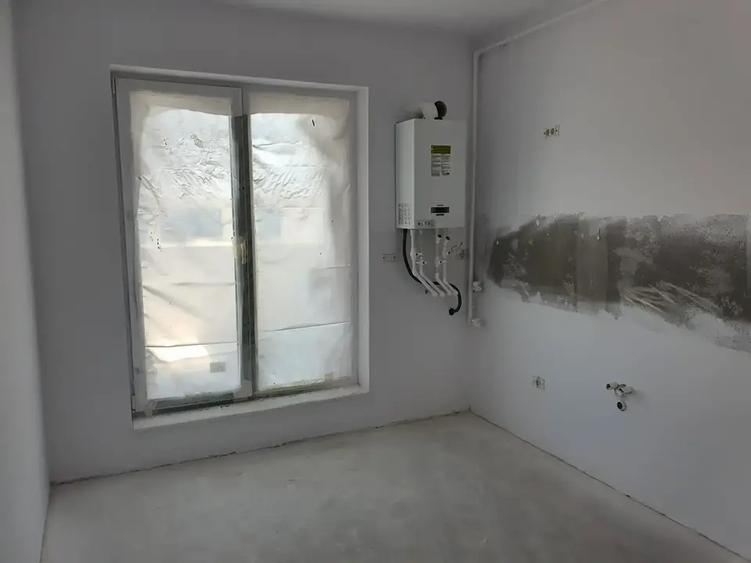 Apartament cu 3 camere decomandat în Titan